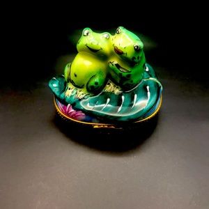 Vintage Limoges Frogs in Love 🥰 Trinket Box